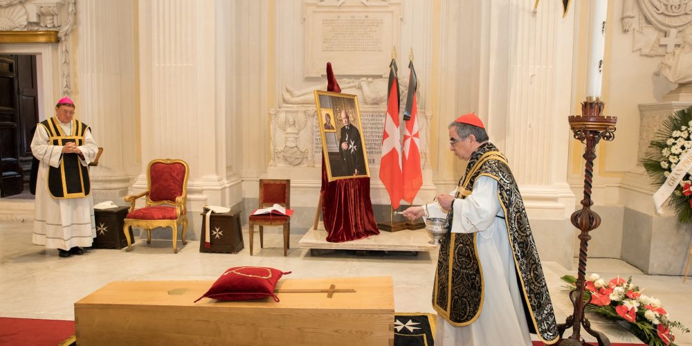 Funerale GM - Becciu benedizione