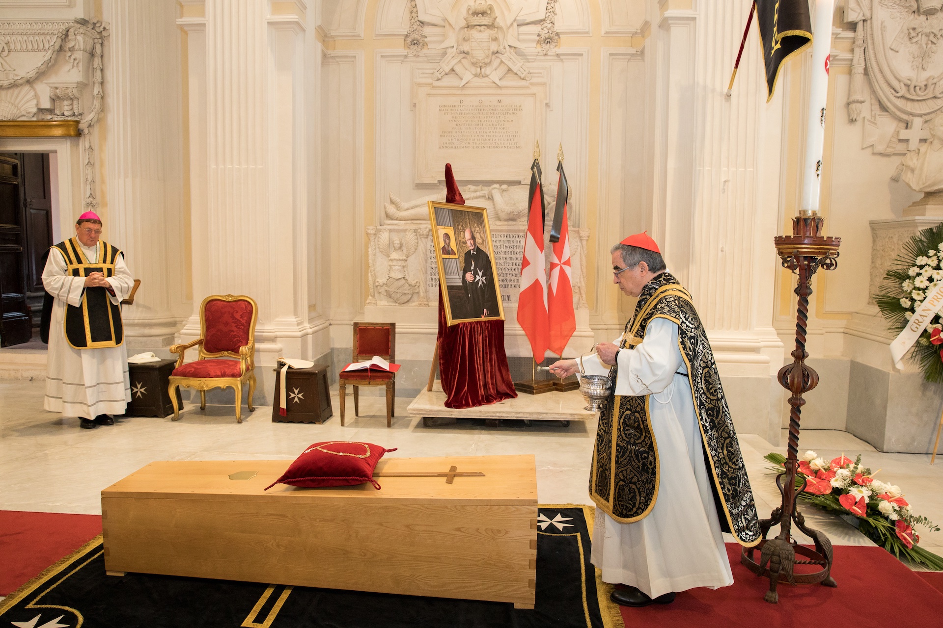 Funerale GM - Becciu benedizione