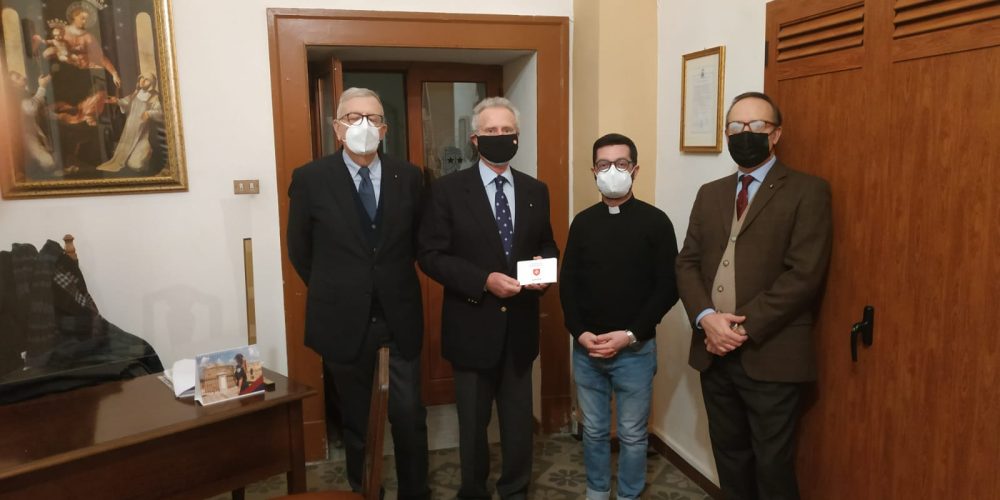 Il Delegato Mario dei Conti d'Ayala Valva dei Marchesi di Valva consegna a don Andrea Mortato, Parroco del Santuario del Santissimo Crocifisso di Taranto i buoni spesa per la sua comunità parrocchiale