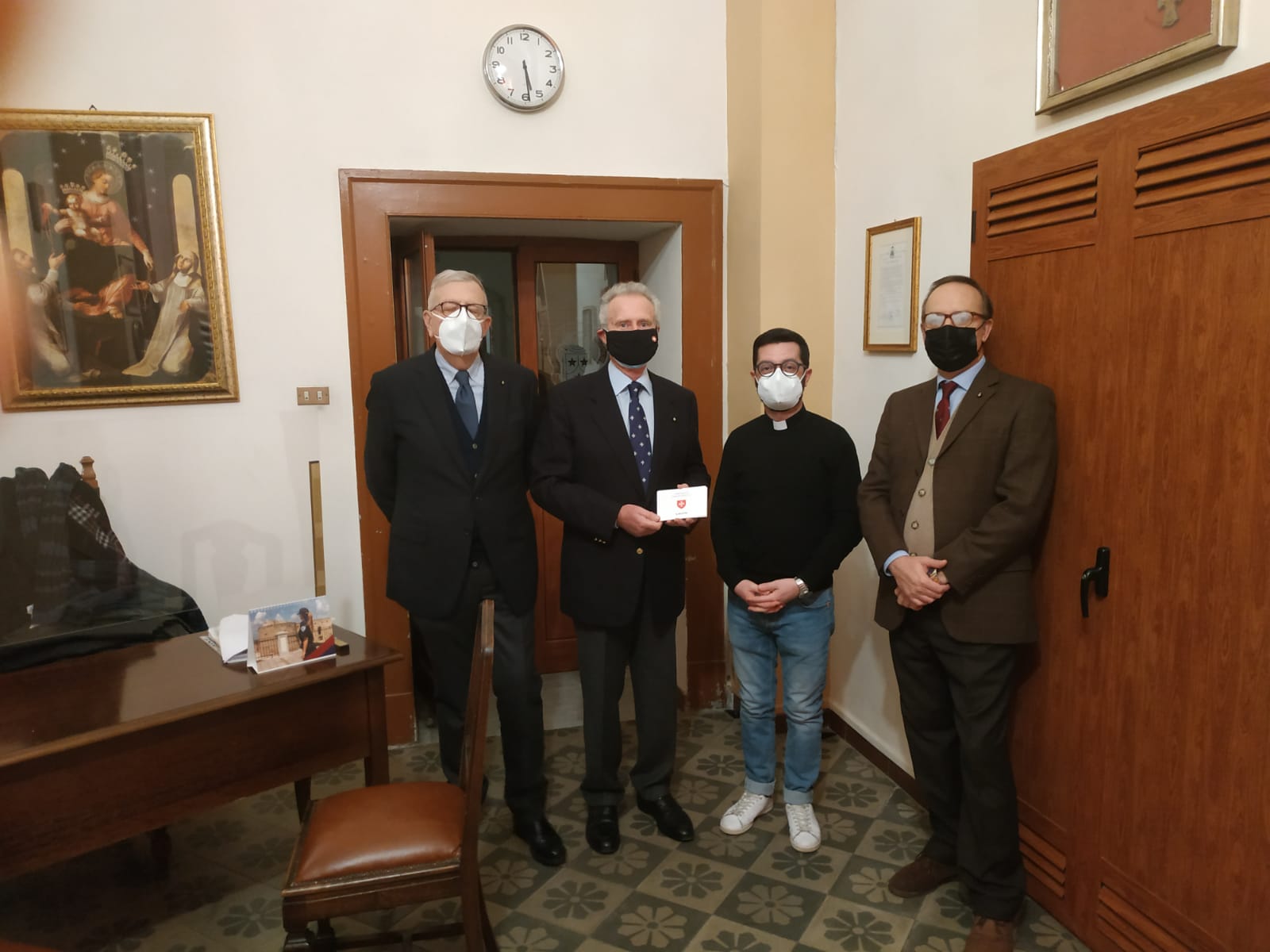 Il Delegato Mario dei Conti d'Ayala Valva dei Marchesi di Valva consegna a don Andrea Mortato, Parroco del Santuario del Santissimo Crocifisso di Taranto i buoni spesa per la sua comunità parrocchiale