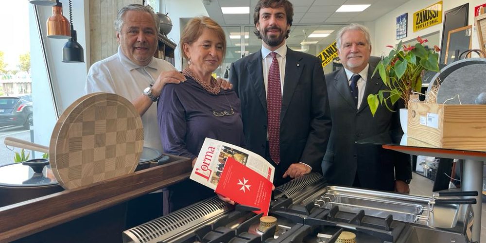 MARCHE NORD Signori Tiriboco donazione cucina Senigallia, insieme al commisarrio D'Angelo e all'ospedaliere Vitalini Sacconi