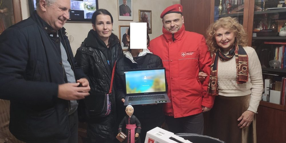 consegna delegazione rc pc ragazza rifugiata