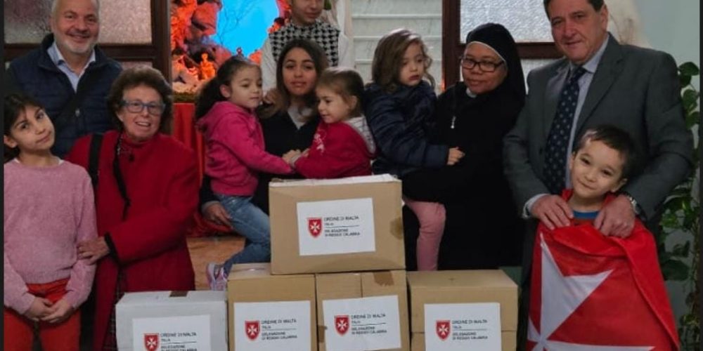 cavalieri e dame con i piccoli della casa famiglia ancelle parrocchiali di Locri