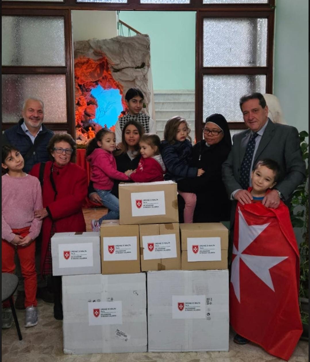 cavalieri e dame con i piccoli della casa famiglia ancelle parrocchiali di Locri