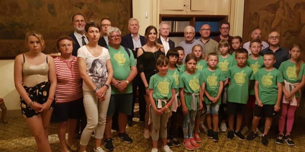 I bambini e i loro accompagnatori in visita a Palazzo Ameglio sede della Delegazione