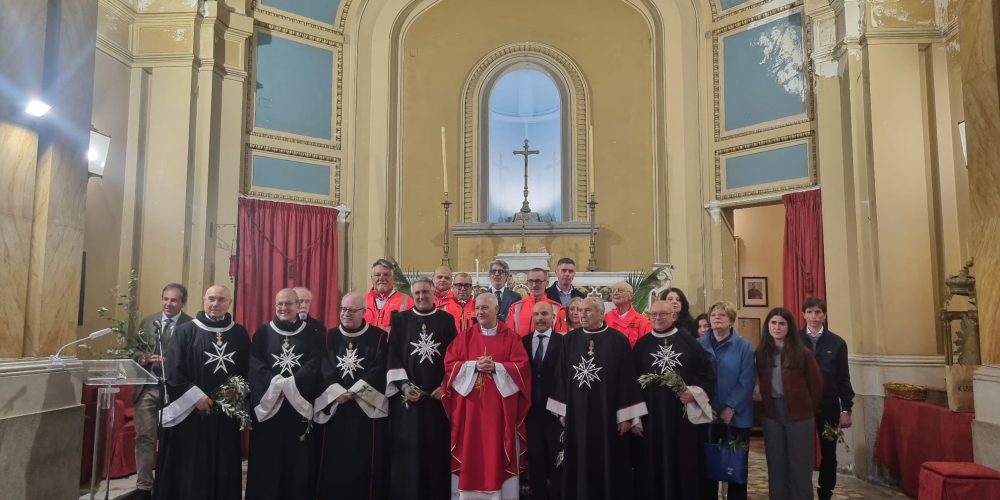 Davanti al tabernacolo, insieme al celebrante, ammittendi, Formandi, Cavalieri, Dame e Volontari del Cisom uniti nella preghiera e nello spirito dell'Ordine di Malta