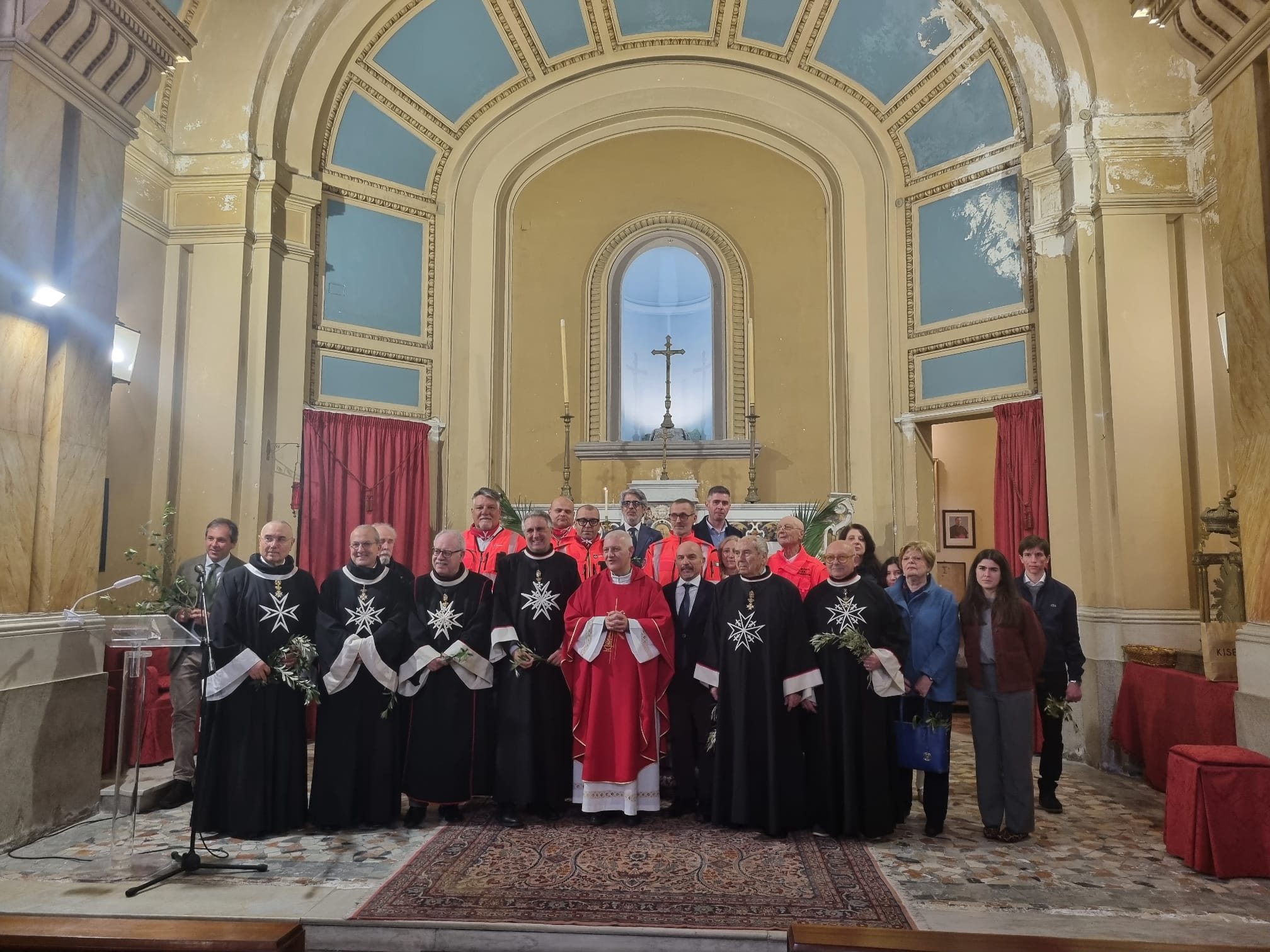 Davanti al tabernacolo, insieme al celebrante, ammittendi, Formandi, Cavalieri, Dame e Volontari del Cisom uniti nella preghiera e nello spirito dell'Ordine di Malta