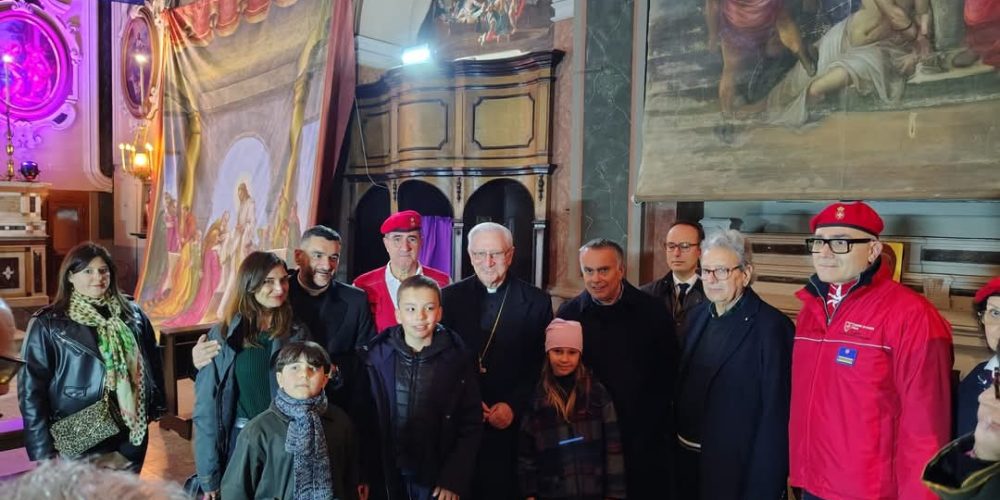 Interno della chiesa delegatizia il Delegato con l'Arcivescovo e cavalieri e membri CISOM
