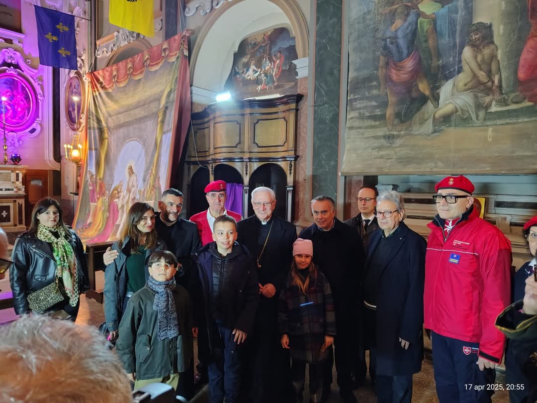 Interno della chiesa delegatizia il Delegato con l'Arcivescovo e cavalieri e membri CISOM