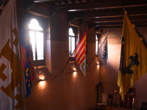 La sala delle Bandiere della Casa dei Cavalieri di Rodi