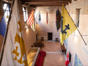 La sala delle Bandiere della Casa dei Cavalieri di Rodi