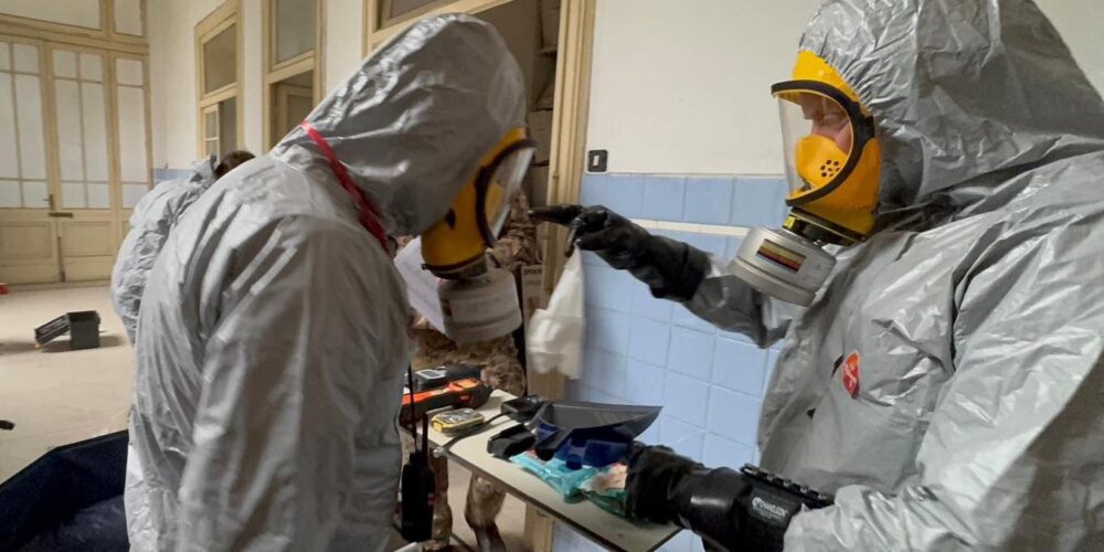 operatori della Sezione CBRN del nostro Corpo Militare, nei giorni scorsi, presso i locali del Comando dell’Unità Territoriale Primo, in Milano, hanno messo alla prova le loro capacità di riconoscimento di una sostanza potenzialmente pericolosa (non tossica) in uno scenario reale in ambienti angusti e confinati.