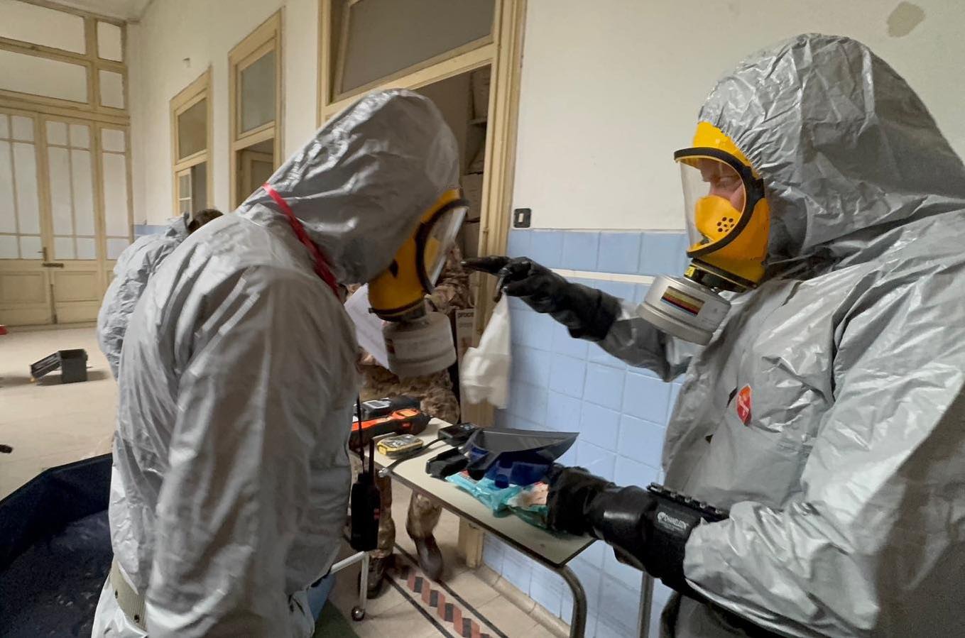 operatori della Sezione CBRN del nostro Corpo Militare, nei giorni scorsi, presso i locali del Comando dell’Unità Territoriale Primo, in Milano, hanno messo alla prova le loro capacità di riconoscimento di una sostanza potenzialmente pericolosa (non tossica) in uno scenario reale in ambienti angusti e confinati.