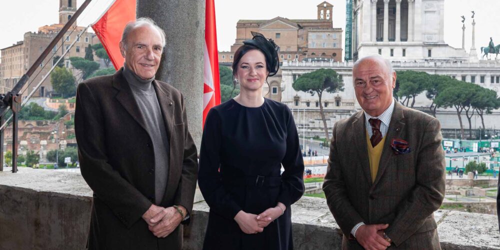 Il Primo Ministro con Lorenzo Borghese Presidente dell’Associazione Italiana dell’Ordine di Malta, e da Benedetto Barberini, Presidente del Corpo Italiano di Soccorso dell’Ordine di Malta