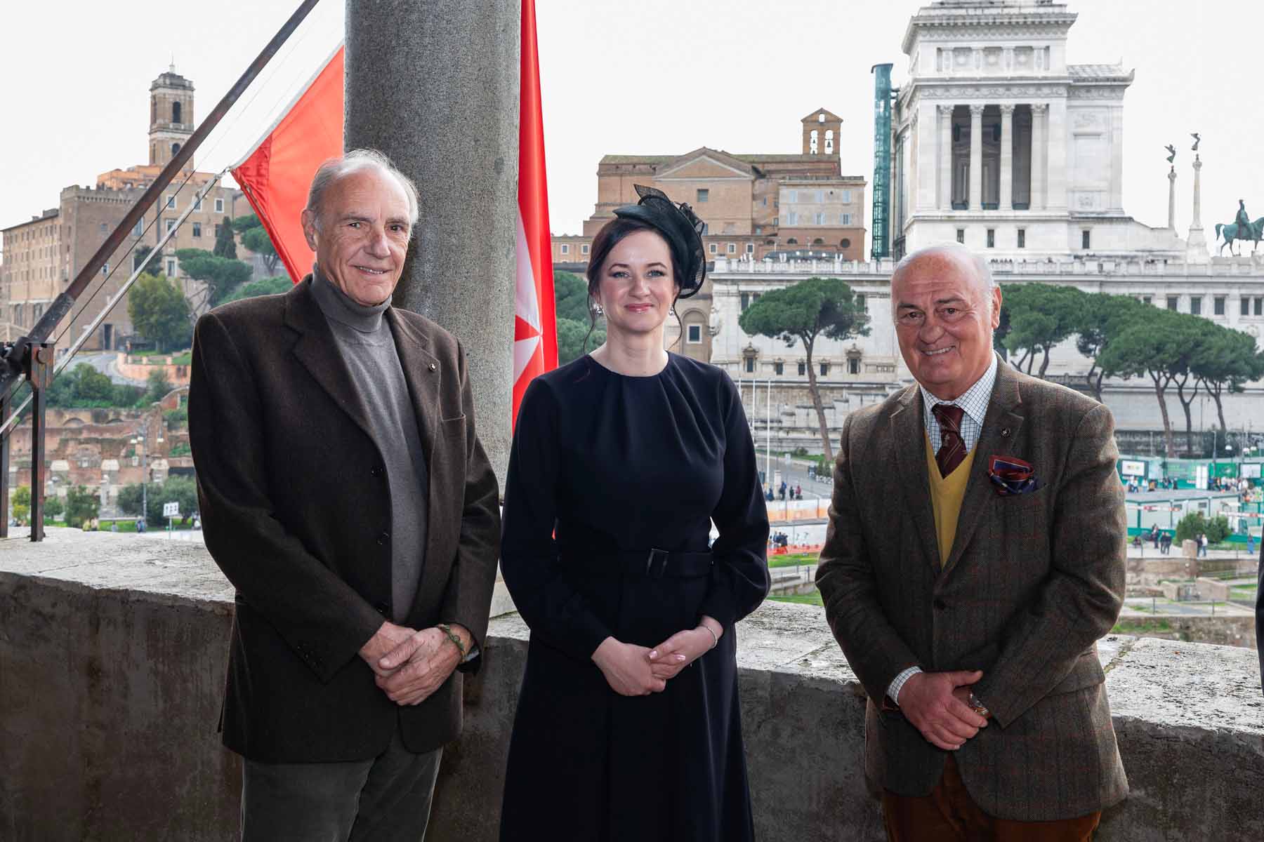 Il Primo Ministro con Lorenzo Borghese Presidente dell’Associazione Italiana dell’Ordine di Malta, e da Benedetto Barberini, Presidente del Corpo Italiano di Soccorso dell’Ordine di Malta